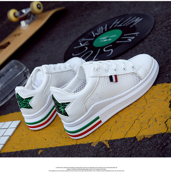 Γυναικεία πάνινα παπούτσια με έγχρωμες ταινίες και εκτύπωση