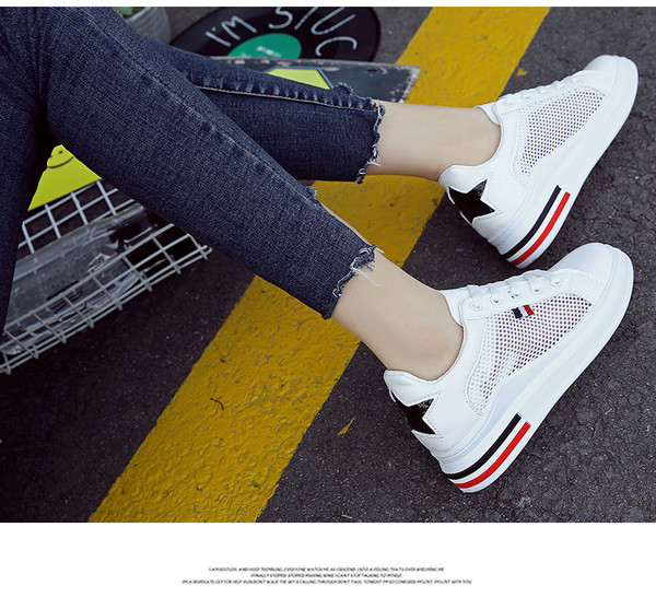 Γυναικεία πάνινα παπούτσια με έγχρωμες ταινίες και εκτύπωση