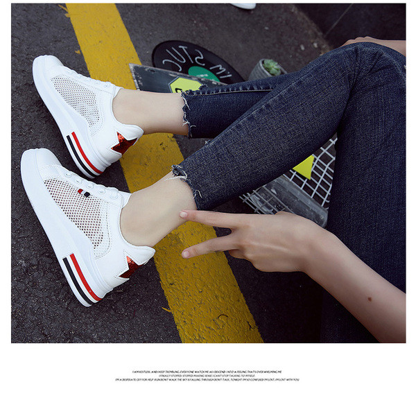 Γυναικεία πάνινα παπούτσια με έγχρωμες ταινίες και εκτύπωση