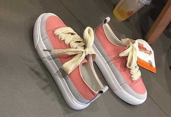 Tenisi moderni de dama in mai multe culori cu cravate late