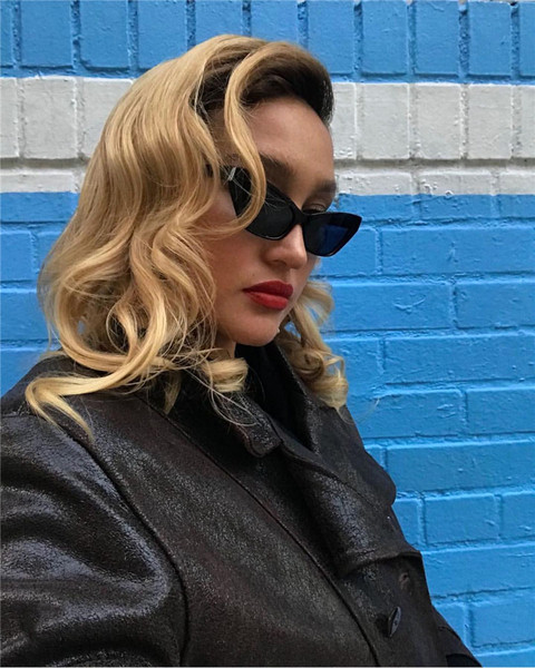 Μοντέρνα γυναικεία  γυαλιά σε διαφορετικά χρώματα