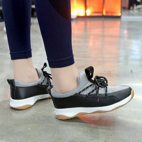 Tenisi dama in doua culori pe talpa plata