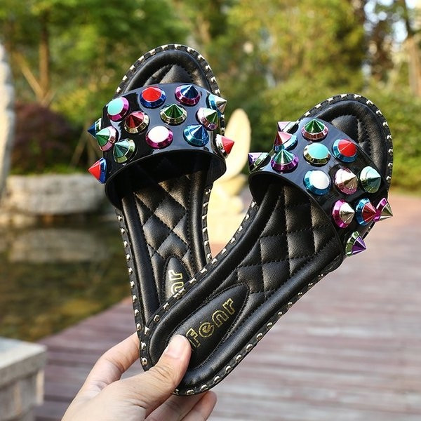 Papuci de dama din imitatie de piele cu pietre decorative si ochiuri