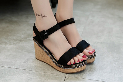 Γυναικεία σανδάλια σε μια πολύχρωμη πλατφόρμα