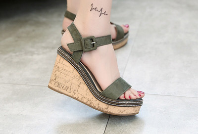 Γυναικεία σανδάλια σε μια πολύχρωμη πλατφόρμα