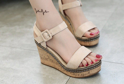 Γυναικεία σανδάλια σε μια πολύχρωμη πλατφόρμα