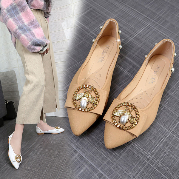Pantofi casual ascutiti din piele ecologica cu brosa si perle in trei culori