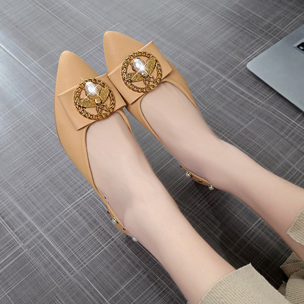 Pantofi casual ascutiti din piele ecologica cu brosa si perle in trei culori