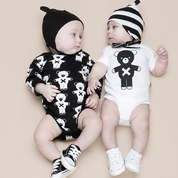 Βρεφικό κορμάκι σε δύο μοντέλα με μανίκια μικρού μήκους και μακρυά με εκτύπωση