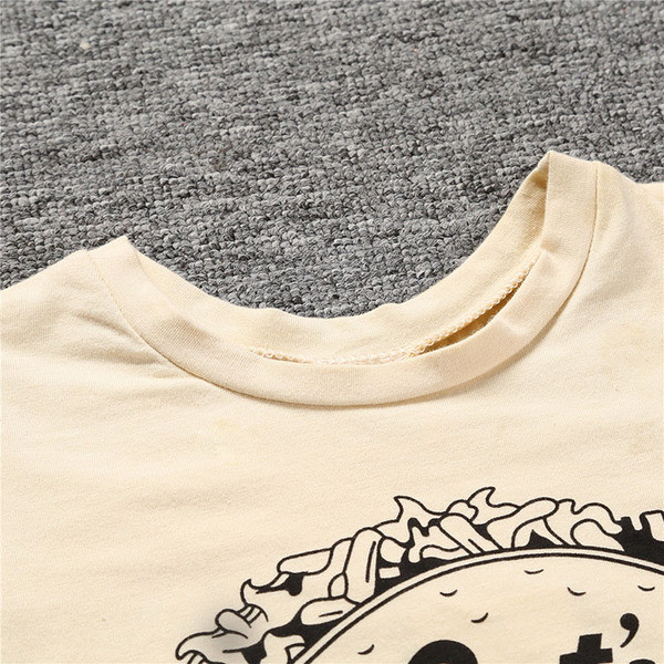 Salopeta bebe cu maneca scurta, guler in forma de O si inscriptionare in culoare deschisa