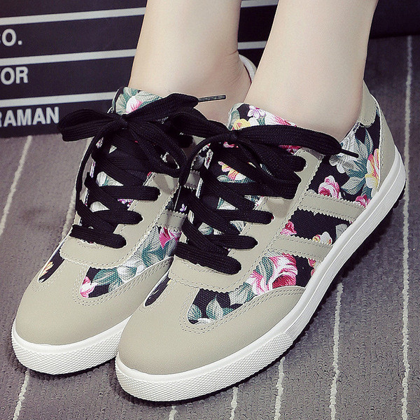 Γυναικεία αθλητικά παπούτσια με floral μοτίβα