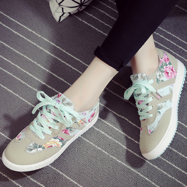 Γυναικεία αθλητικά παπούτσια με floral μοτίβα