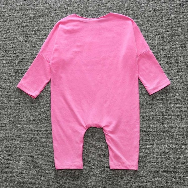 Βρεφικό κορμάκι  μακρυμάνικο με  κολάρο σε σχήμα Ο για κορίτσια με επιγραφή