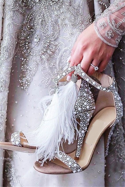 Κομψά γυναικεία σανδάλια με  ψηλά τακούνια με διακοσμητικές πέτρες 