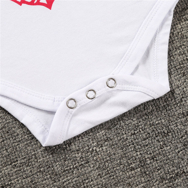 Body bebelus pentru fete si baieti in alb cu inscriptie