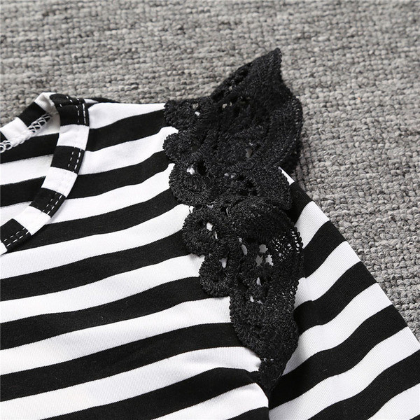 Κομψό βρεφικό κορμάκι με μακρύ μανίκι και δαντέλα σε διάφορα χρώματα