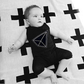 Salopeta de vara pentru bebelusi in doua culori cu figura geometrica