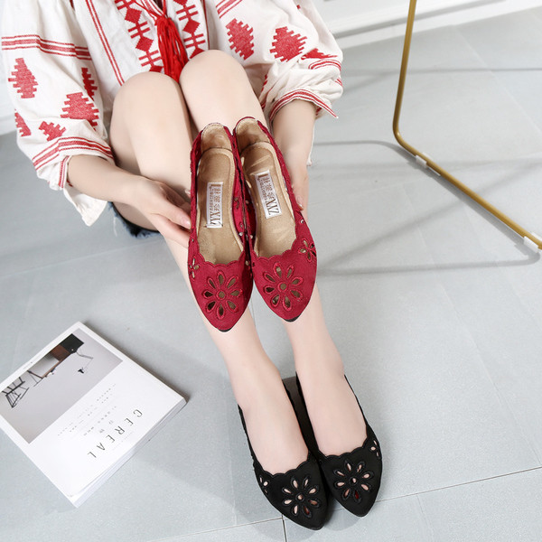 Pantofi dama casual din piele intoarsa cu gauri pentru flori in negru si rosu