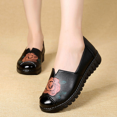 Περιστασιακά γυναικεία παπούτσια από οικολογικό δέρμα με λουλούδια σε τρία χρώματα