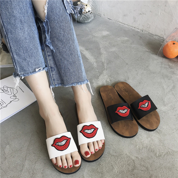 Papuci eleganti de dama cu broderie in alb si negru