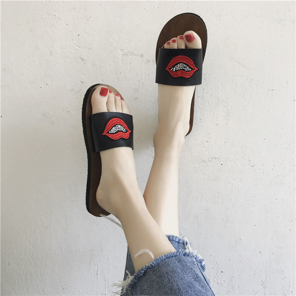 Papuci eleganti de dama cu broderie in alb si negru