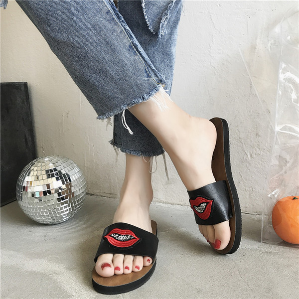 Papuci eleganti de dama cu broderie in alb si negru