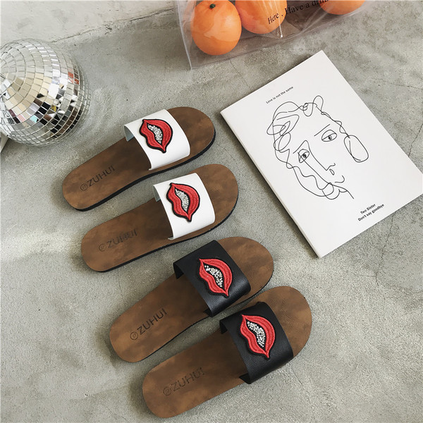 Papuci eleganti de dama cu broderie in alb si negru