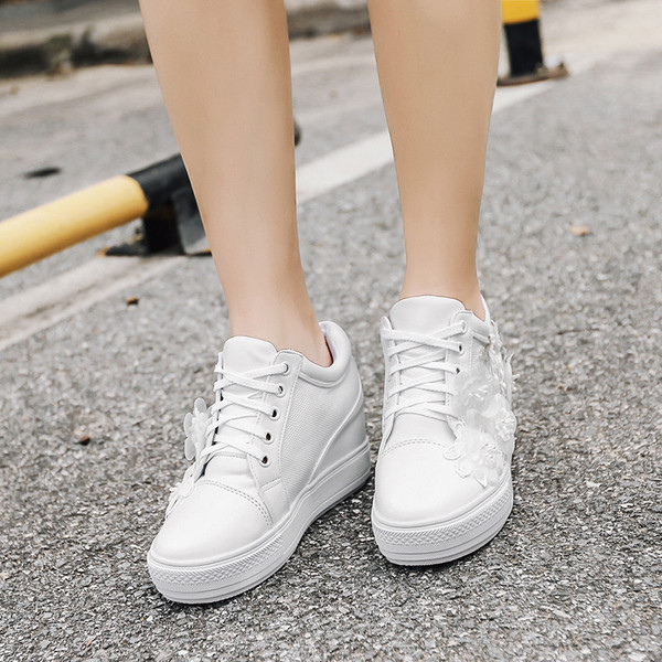 Női tornacipő fekete-fehér színben, 3D virágmotívumokkal