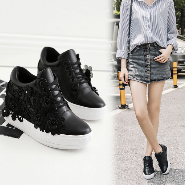 Női tornacipő fekete-fehér színben, 3D virágmotívumokkal