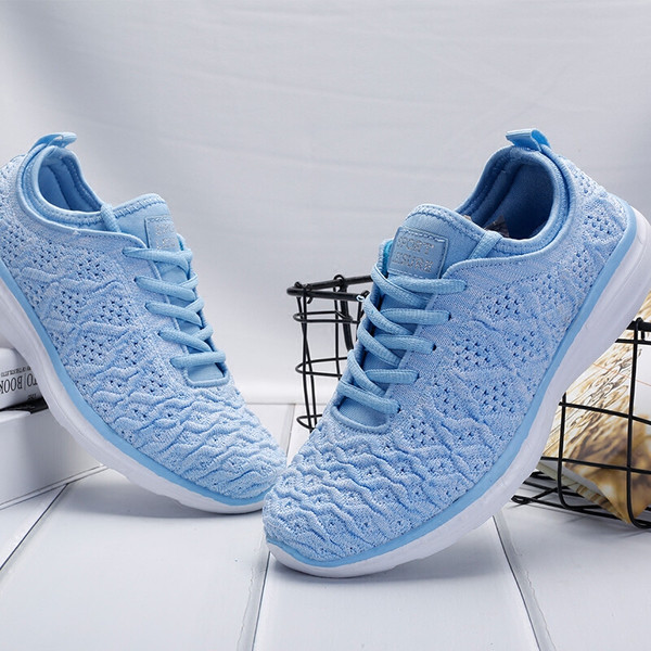 Γυναικεία παπούτσια σε διάφορα χρώματα