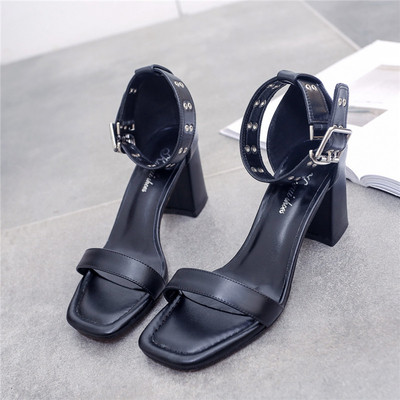 Γυναικεία σανδάλια με παχύ χαμηλό τακούνι σε μαύρο χρώμα