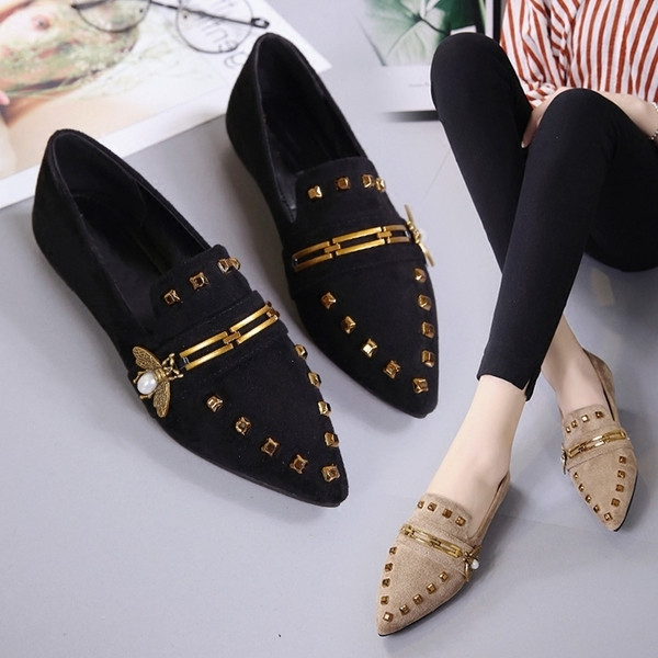 Γυναικείες παπούτσια από δέρμα σουέτ με μεταλλική διακόσμηση σε δύο χρώματα