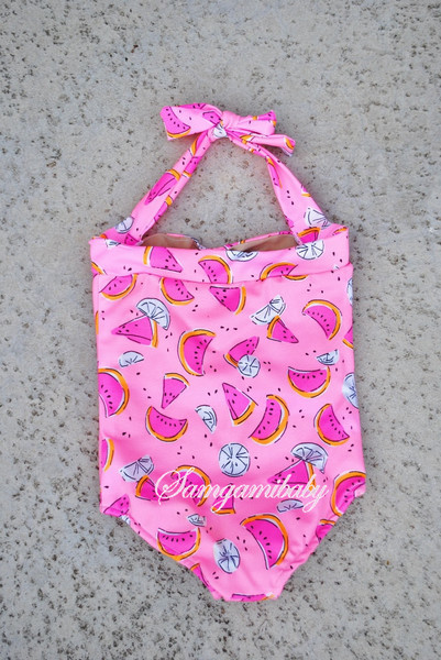 Costum de baie intreg pentru copii de culoare roz cu imprimeu