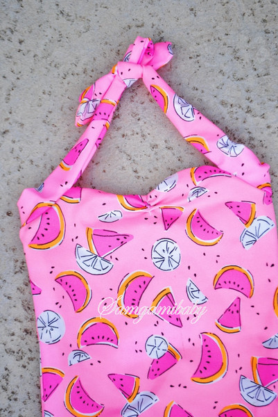 Costum de baie intreg pentru copii de culoare roz cu imprimeu