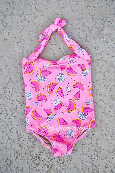 Costum de baie intreg pentru copii de culoare roz cu imprimeu