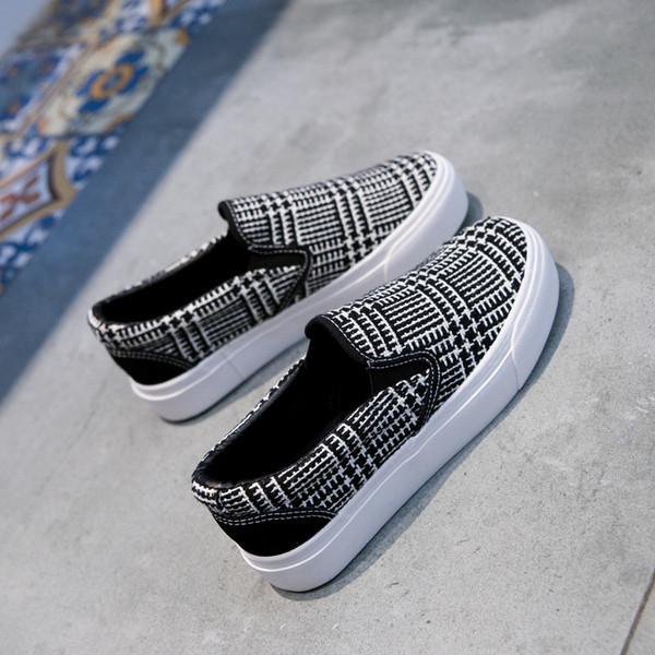 Γυναικεία αθλητικά παπούτσια σε σκούρο χρώμα