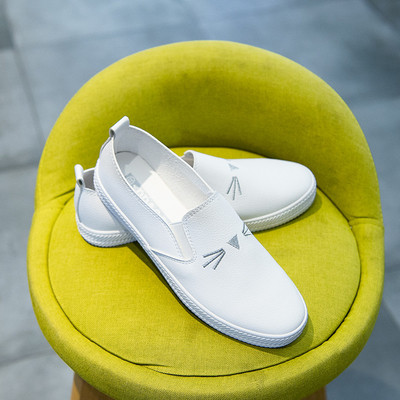 Γυναικεία παπούτσια σε μαύρο και άσπρο με κεντήματα