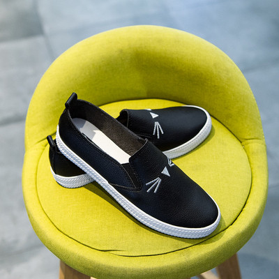 Γυναικεία παπούτσια σε μαύρο και άσπρο με κεντήματα