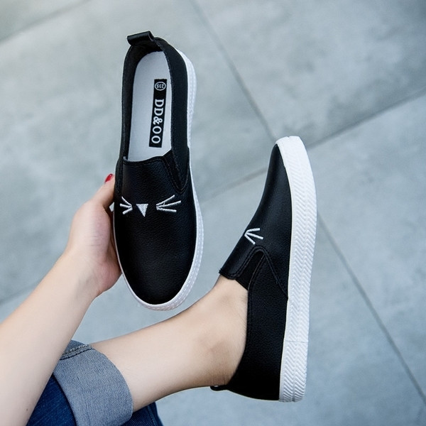 Γυναικεία παπούτσια σε μαύρο και άσπρο με κεντήματα