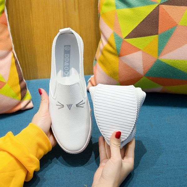 Γυναικεία παπούτσια σε μαύρο και άσπρο με κεντήματα