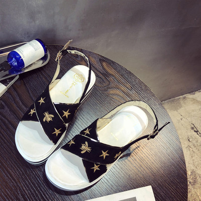 Γυναικεία σανδάλια με μεταλλική διακόσμηση σε μαύρο χρώμα