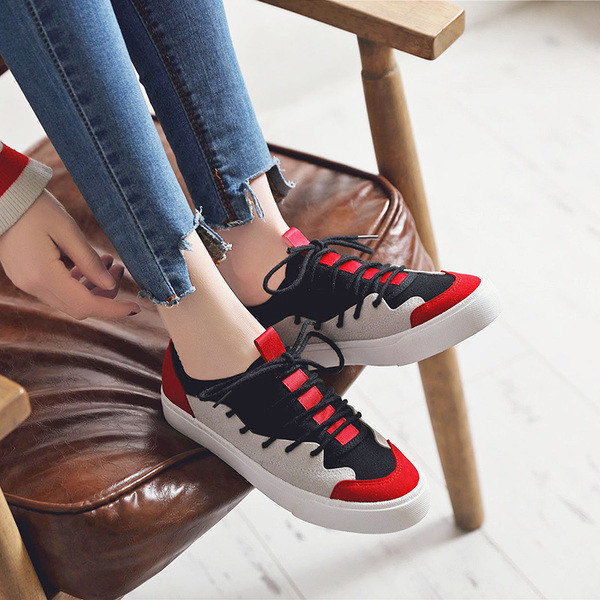 Γυναικεία πάνινα παπούτσια σε επίπεδη σόλα σε διάφορα χρώματα