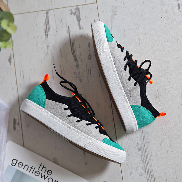 Γυναικεία πάνινα παπούτσια σε επίπεδη σόλα σε διάφορα χρώματα