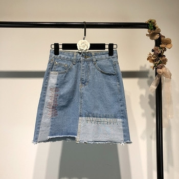 Σύγχρονη γυναικεία φούστα denim  σε σχισμέμα στοιχεία 