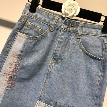 Σύγχρονη γυναικεία φούστα denim  σε σχισμέμα στοιχεία 