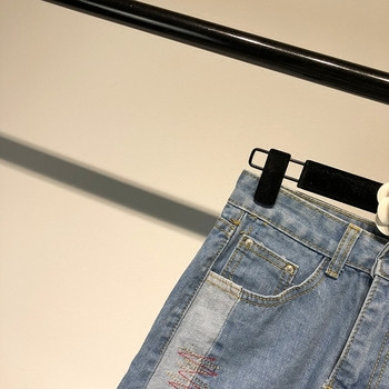 Σύγχρονη γυναικεία φούστα denim  σε σχισμέμα στοιχεία 