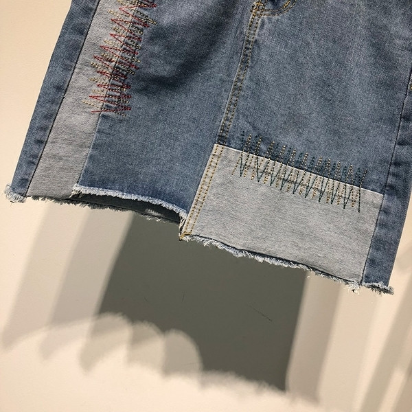 Σύγχρονη γυναικεία φούστα denim  σε σχισμέμα στοιχεία 