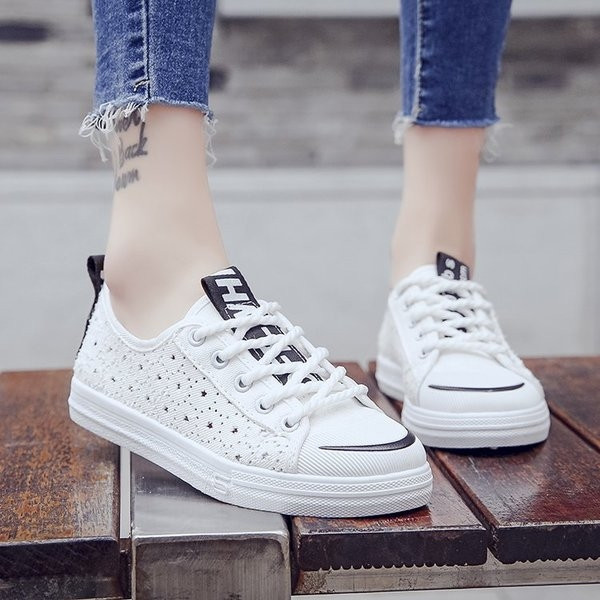 Καλοκαιρινά γυναικεία πάνινα παπούτσια  σε τρία χρώματα