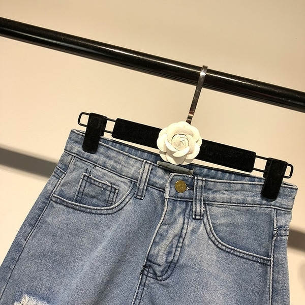 Pantaloni scurți moderni lați din denim - rupti cu talie înaltă