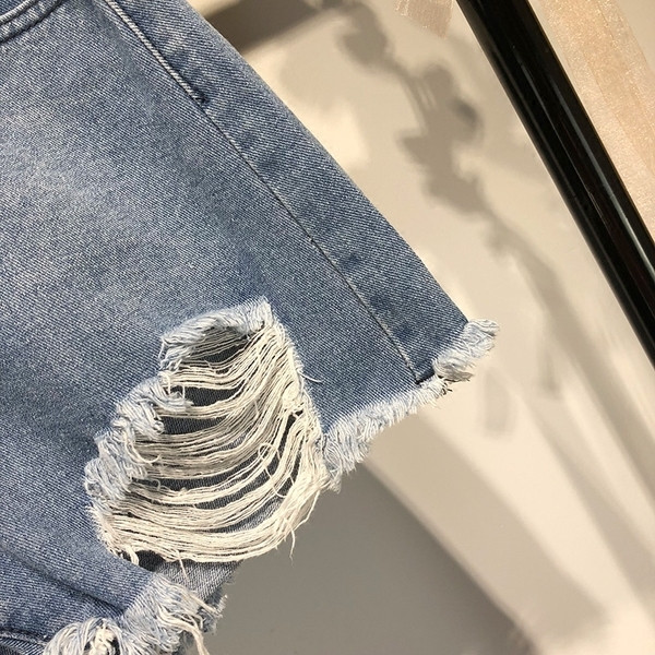 Pantaloni scurți moderni lați din denim - rupti cu talie înaltă